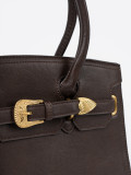Elegante braune Handtasche mit dekorativer goldener Schnalle