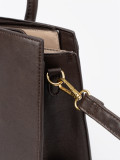 Elegante braune Handtasche mit dekorativer goldener Schnalle