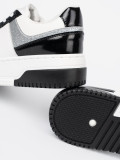Schwarz-weiße Sneakers mit glänzenden silbernen Details