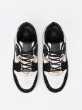 Schwarz-weiße Sneakers mit goldenen Details