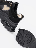 Schwarze Sneakers mit goldenem Herzen