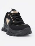 Schwarze Sneakers mit goldenem Herzen