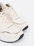 Beige Sneakers mit glänzenden goldenen Akzenten