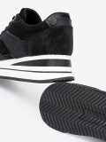 Moderne schwarze Sneakers mit glänzenden Details
