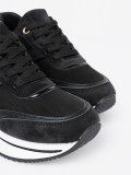 Moderne schwarze Sneakers mit glänzenden Details