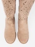Beige Wildlederstiefel über das Knie