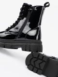 Schwarze lackierte Stiefeletten mit massiver Sohle