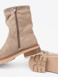 Minimalistische beige Stiefeletten aus weichem Wildleder