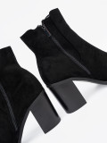 Schwarze Wildleder-Stiefeletten mit Blockabsatz