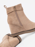 Beige Wedge-Stiefeletten mit dekorativer Schnalle