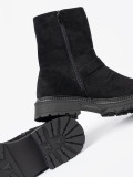 Moderne schwarze Stiefeletten mit silbernen Schnallen