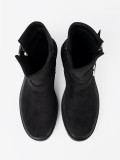Moderne schwarze Stiefeletten mit silbernen Schnallen