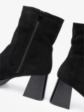 Elegante schwarze Stiefeletten auf stabilem Absatz