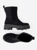 Schwarze Stiefeletten im minimalistischen Design