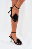 Schwarze Sandale mit Stiletto-Absatz und Federn