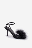 Schwarze Sandale mit Stiletto-Absatz und Federn