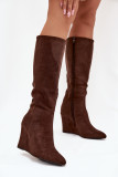Gefütterte braune Stiefel mit Keilabsatz aus Wildlederimitat