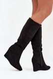 Gefütterte schwarze Stiefel mit Keilabsatz