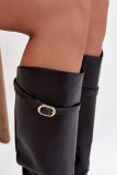 Schwarze Overknee-Stiefel mit flachem Absatz und goldener Schnalle