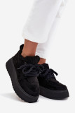 Schwarze Snowboots mit Lammfell auf Plateausohle