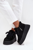 Schwarze Snowboots mit Lammfell auf Plateausohle