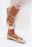 Ballerina mit Riemen und Schmuckdetail aus goldfarbenem Kunstleder