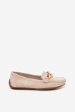 Beige Mokassins mit goldener Kette aus Wildlederimitat