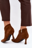 Stiefelette mit schlankem Absatz und spitzer Spitze braun
