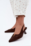 Braune Pumps aus Veloursleder mit offener Ferse und dekorativem Detail