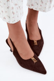 Braune Pumps aus Veloursleder mit offener Ferse und dekorativem Detail