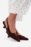 Braune Pumps aus Veloursleder mit offener Ferse und dekorativem Detail