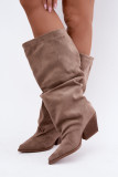 Beige Stiefel aus Veloursleder mit gerafftem Schaft und Absatz