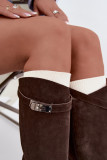 Stiefel aus Veloursleder mit dekorativem Riemen, braun