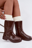 Braune Gummistiefel mit flachem Absatz