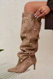 Beige Overknee-Stiefel mit Stilettoabsatz und goldenen Details