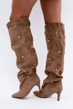 Beige Overknee-Stiefel mit Stilettoabsatz und goldenen Details
