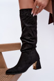 Schwarze Veloursstiefel mit Raffung und Blockabsatz