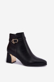 Schwarze Stiefelette mit Riemen und dekorativer Schnalle auf Blockabsatz