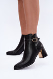 Schwarze Stiefelette mit Riemen und dekorativer Schnalle auf Blockabsatz