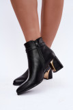 Schwarze Stiefelette mit Riemen und dekorativer Schnalle auf Blockabsatz