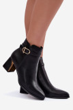 Schwarze Stiefelette mit Riemen und dekorativer Schnalle auf Blockabsatz