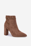 Beige Stiefelette mit Blockabsatz und dekorativem Riemen