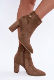 Beige Stiefelette mit Blockabsatz und dekorativem Riemen