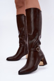 Gefütterte braune Stiefel mit Absatz und dekorativem Riemen