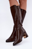 Gefütterte braune Stiefel mit Absatz und dekorativem Riemen