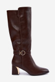Gefütterte braune Stiefel mit Absatz und dekorativem Riemen