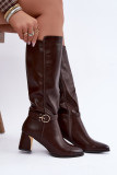 Gefütterte braune Stiefel mit Absatz und dekorativem Riemen