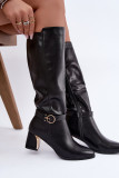 Gefütterte Stiefel mit Absatz und dekorativem Riemen schwarz