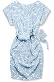 Hellblaues Kleid mit Tasche in der Taille