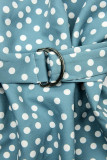 Blaues gepunktetes Kleid mit Tasche in der Taille